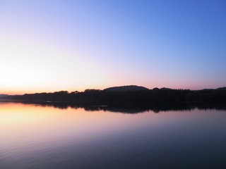 Fototapeta na wymiar 日本の田舎の風景　12月　川辺の夕景グラデーション　水鏡