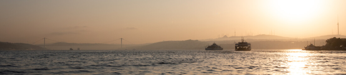 Fototapeta premium Sunrise over the Bosphorus in Istanbul