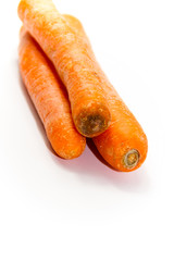 Frische Karotten auf weißem Hintergrund