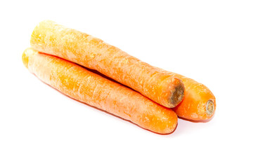 Frische Karotten auf weißem Hintergrund