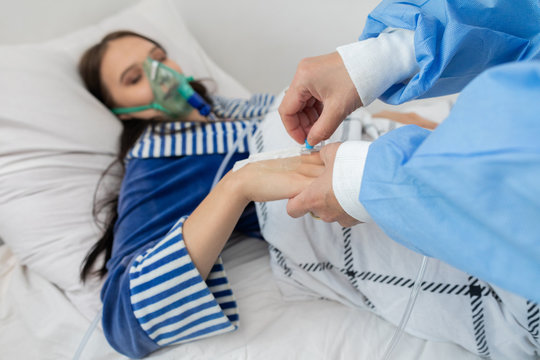 The doctor checks how the venflon has been attached and whether another antibiotic injection can be made.
