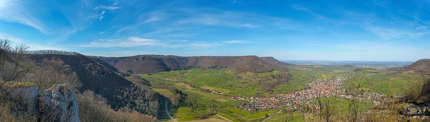 Fototapeta na wymiar Blick vom Knaupenfels über das Neidlinger Tal auf der Schwäbischen Alb