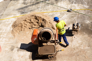 Obrero trabajando haciendo hormigón.