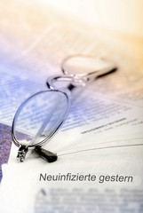 Fototapeta na wymiar Coronakrise - Symbolfoto mit Brille auf Zeitung mit Überschrift