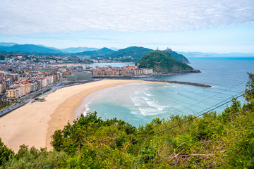 Obraz premium General view of the city of San Sebastian one spring morning