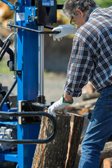 Spacca legna meccanico al lavoro