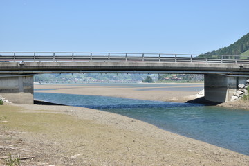 Betonbrücke über einen kleinen Bach in der Schweiz 18.5.2020
