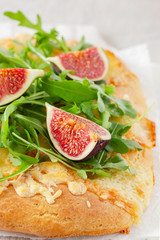 Italian bread with cheese, figs and arugula