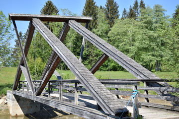 Fototapeta na wymiar Holzbrücke führt übers Wasser am Ufer des Sihlsees in der Schweiz 18.5.2020