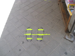 Obraz premium Pies dibujados en suelo con mensaje 