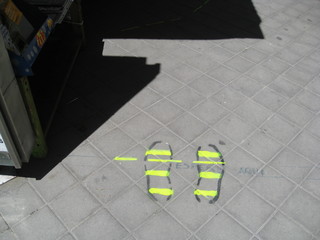 Pies o suelas  dibujados  en suelo con mensaje 