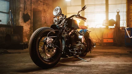 Crédence de cuisine en verre imprimé Moto Moto Bobber personnalisée debout dans un authentique atelier créatif. Moto de style vintage sous la lumière d& 39 une lampe chaude dans un garage.