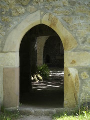 Blick durch die Eingangspforte in eine alte Kirchenruine