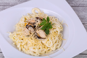 Italian pasta with mussels and cheese