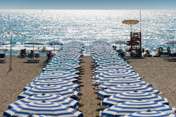 ombrelloni ordinati da spiaggia