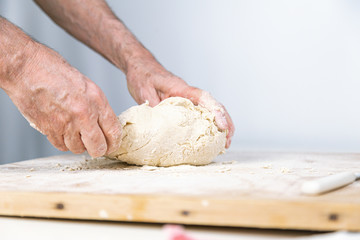 Mano sta impastando la pasta italiana fatta in casa