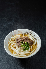 肉うどん　Thick Japanese noodles with flour (Udon)