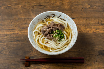 肉うどん　Thick Japanese noodles with flour (Udon)