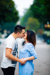 Obraz premium couple posing on the streets of a European city in summer weather.