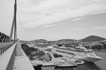 Costa und MSC Cruises Kreuzfahrtschiffe im Hafen von Dubrovnik, Kroatien - Cruiseship or cruise...