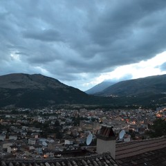 Fototapeta na wymiar Italian village and mountains at night