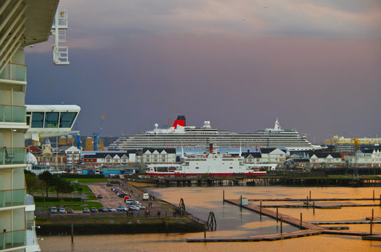 Cunard Line Ozeanliner oder Kreuzfahrtschiff im Hafen von Southampton, Grossbritannien - Ocean Liner or cruiseship or cruise ship in port of Southampton, Great Britain