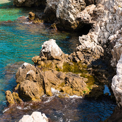 Rochers en bord de mer Méditerranée 