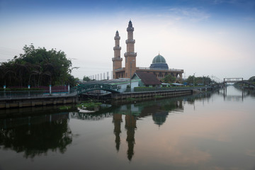 Fototapeta na wymiar MASJID YAMIUN IBADA (BAN THANG KHWAI)beautiful Mosque in Bangkok , Thailand