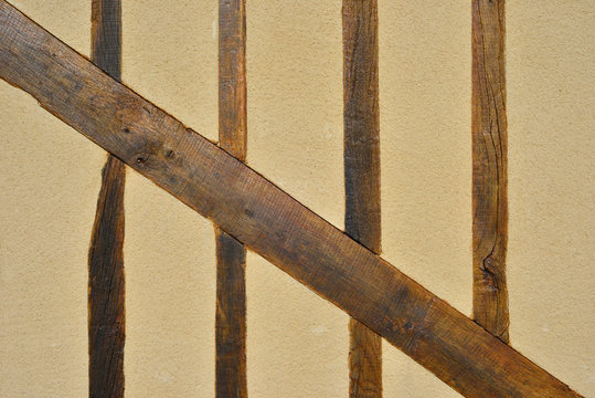Mur cr&eacute;pi et colombages de bois en Normandie, France