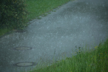 Starkregen platscht auf Straße