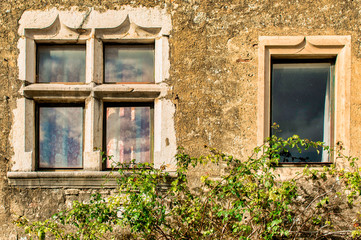 Fototapeta na wymiar Fenêtres anciennes à Jasseron, France