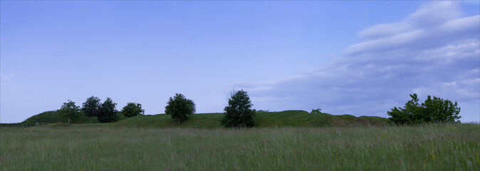 Prato e alberi sui bastioni di Palmanova città fortezza a forma di stella.