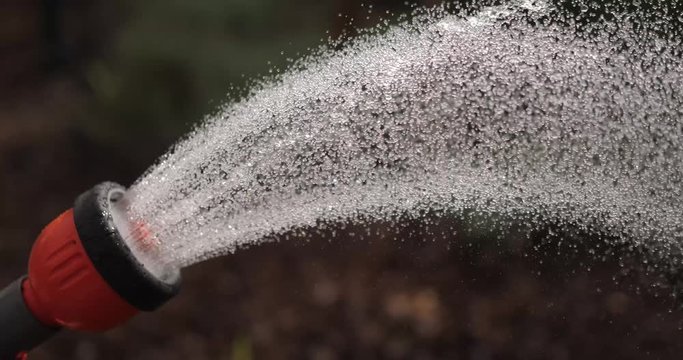 arrosage au ralenti avec un pistolet &agrave; eau