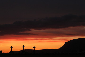 coucher de soleil sur le cimeti&egrave;re