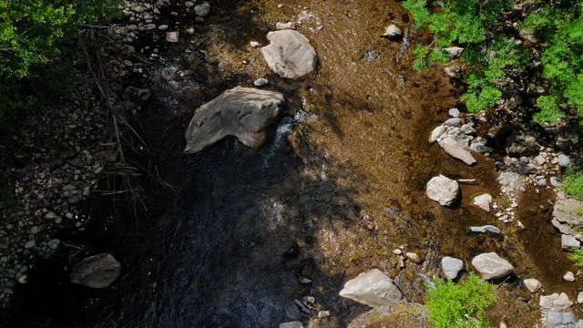 faible d&eacute;bit du cours d'eau