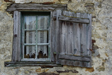 Ancienne fenêtre délabrée
