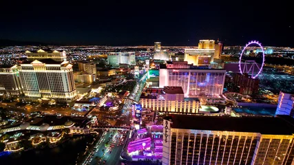 Papier Peint photo autocollant Las Vegas panorama aérien du Strip de Las Vegas de nuit. Vol panoramique au-dessus de High Roller, du Caesars Palace, du Paris, de Planet Hollywood, du Bellagio Casino et de l& 39 hôtel