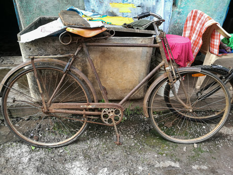 Picture of vintage and damaged bicycle