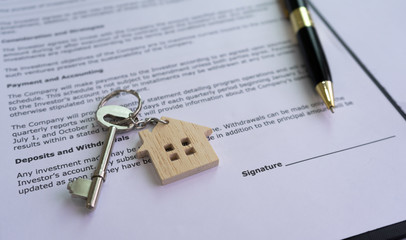 Fototapeta premium House key on contract of house purchase agreement near the signing