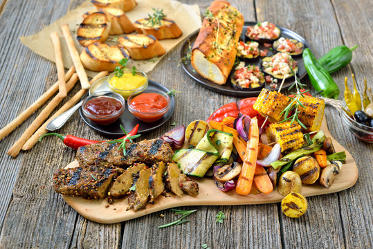 Vegan grillen mit leckeren Seitan-Steaks und feurigen Saucen, gemischtem Grillgemüse sowie  warmem Baguette - Grilled vegan steaks with mixed vegetables, spicy sauces and crusty baguette