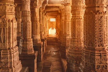 Papier Peint photo Lieu de culte Bas-relief at columns at famous ancient Ranakpur Jain temple in Rajasthan state, India