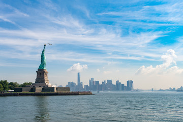 Statue de la libert&eacute; de profil, sur le fleuve Hudson, vue sur les gratte-ciels