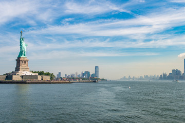 Statue de la libert&eacute; au loin, sur le fleuve Hudson, vue sur les gratte-ciels