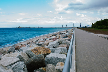 Kamienie na brzegu morza Bałtyckiego plaża w Gdańsku - obrazy, fototapety, plakaty