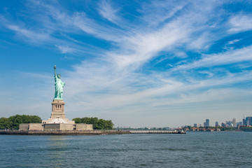 Statue de la libert&eacute; au loin, sur le fleuve Hudson, vue sur les gratte-ciels