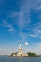 Statue de la libert&eacute; au loin, sur le fleuve Hudson
