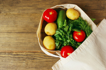 Eco bag and colorful vegetables on a wooden background. Zero waste, eco friendly, no plastic. Recycling concept eco-friendly. Copy space. Flat lay.