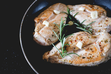 Fleisch in der Pfanne am braten mit Rosmarin 
