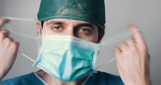 Medico si toglie la mascherina perch&eacute; &egrave; stanco