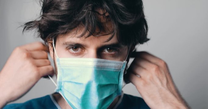 Medico si toglie la mascherina perch&eacute; &egrave; stanco